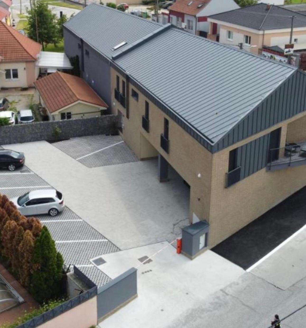 Apartments Sered Sered' Екстериор снимка